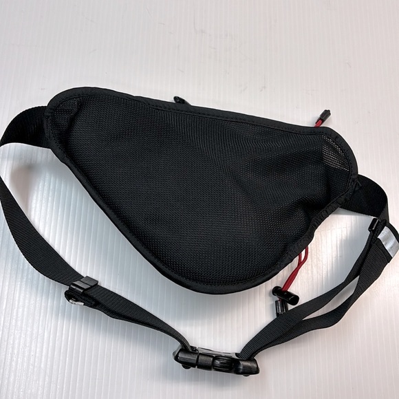 ULTIMATE RUNNING/JOGGING WAIST PACK WITH BOTTLE HOLDER - BLACK - Picture 5 of 8